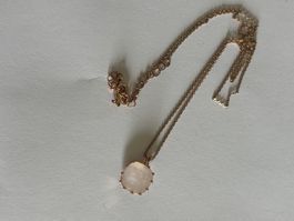 Feine goldfarbene Halskette mit hellem Steinanhänger