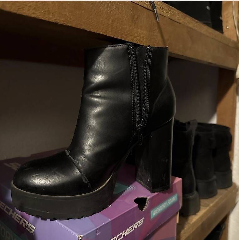 Scarpe da donna: Stivaletto nero  – Usato da Gorduno venduto da deesssiree 2