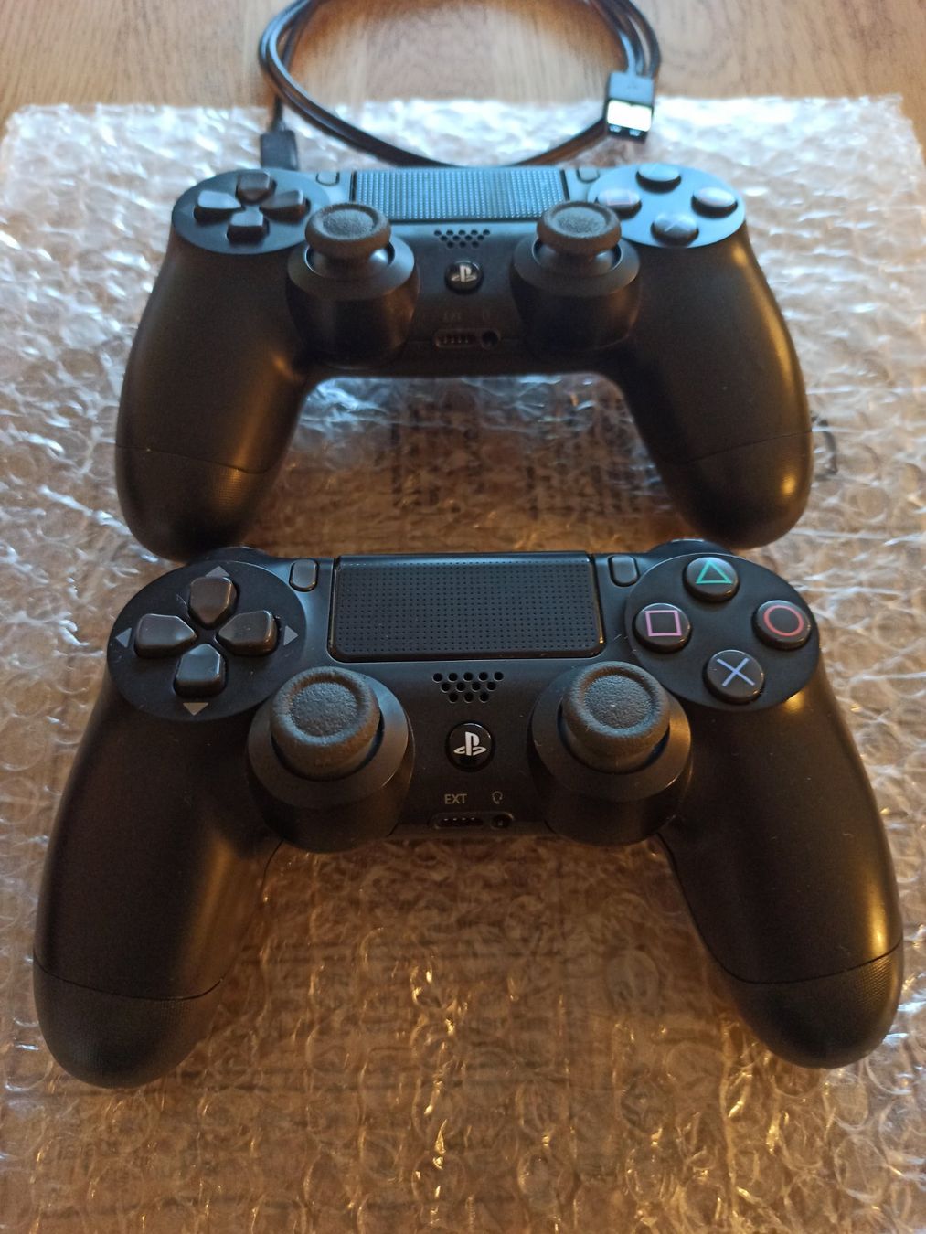 Controller: 2 x Original Controller Sony PS4 Wireless DualShock 4 V2 TOP – Usato da Oberweningen venduto da mar_87mx 1