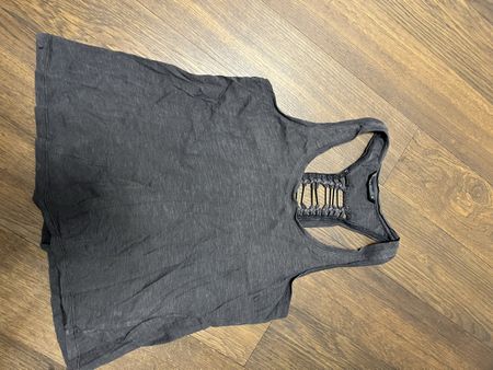 Top Gr. S dunkelgrau mit stylischem Rückendesign & Perlen ☀️