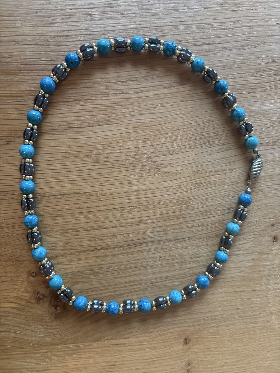 Colliers: Hematite & Turquoise Beaded Necklace with Clasp – Neuf (Voir description) à Genève par gai_w7bf