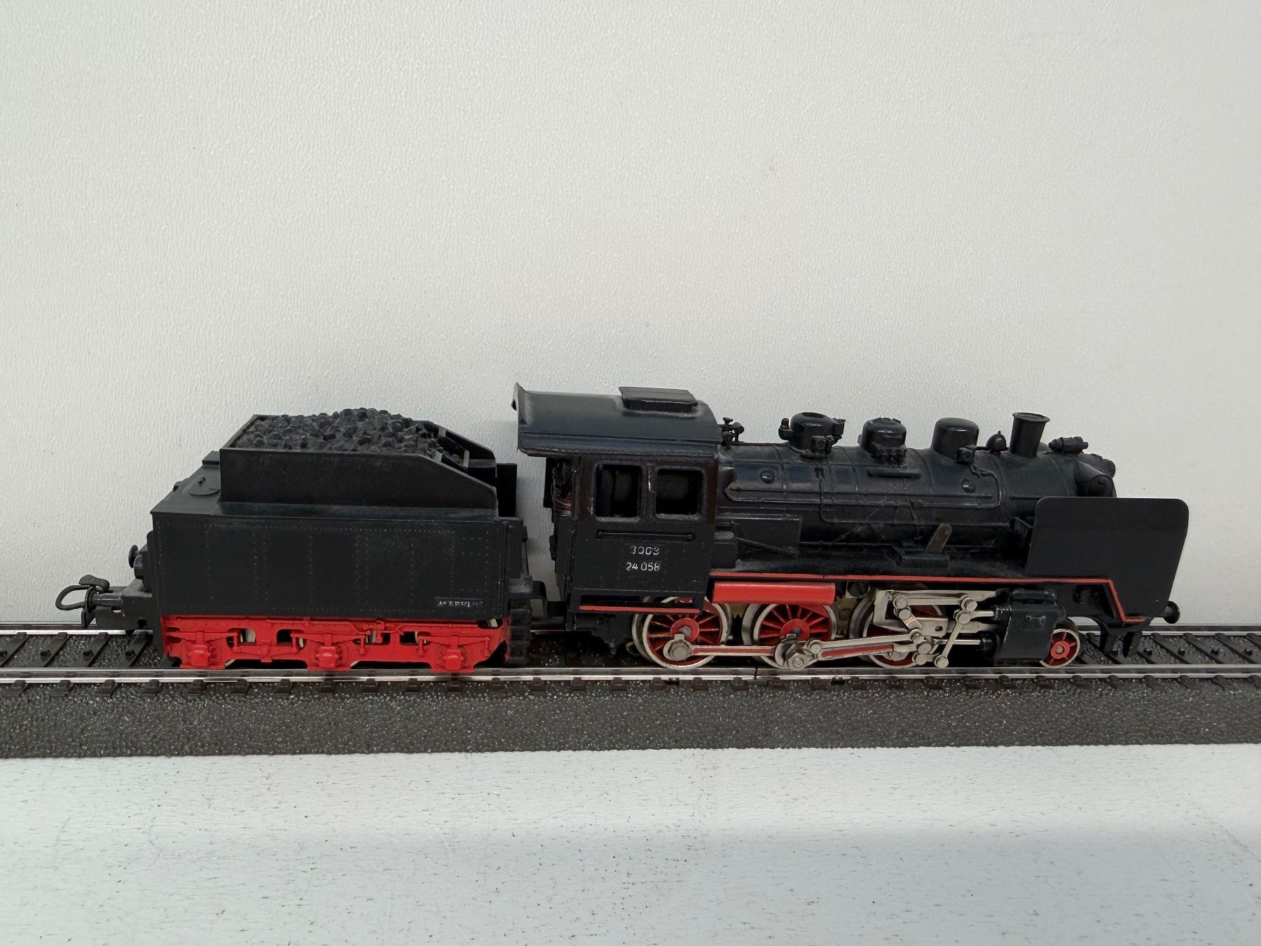 Märklin Modellini di ferrovie: Märklin 3003 Dampflokomotive DB BR 24 – Usato da Büsserach venduto da ModellbahnDepot 3