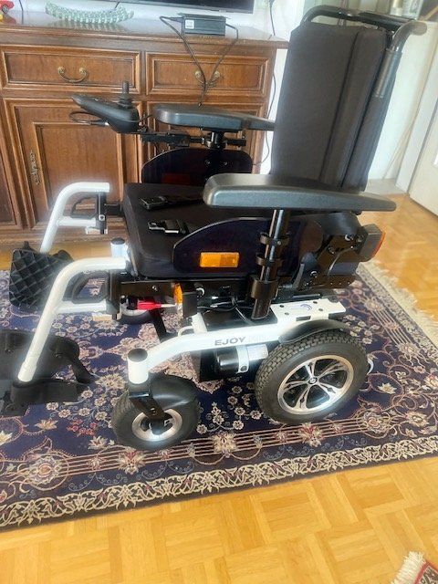 Sedie a rotelle: Schnäppchen Rollstuhl Enjoy mobility fast Neu – Usato da Wallisellen venduto da WzW-47 3