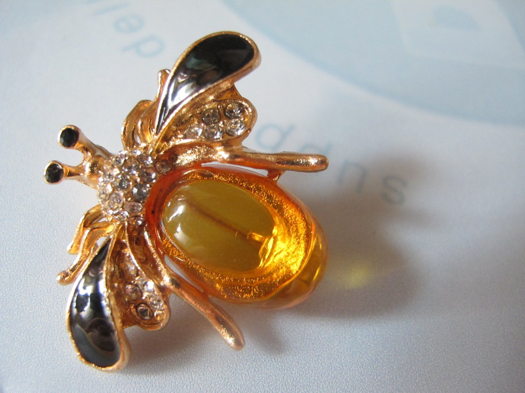Spille & Fermagli: schöne Brosche als Biene mit Strass-Details – Nuovo e nell'imballaggio originale da Löhningen venduto da Chimae67 2