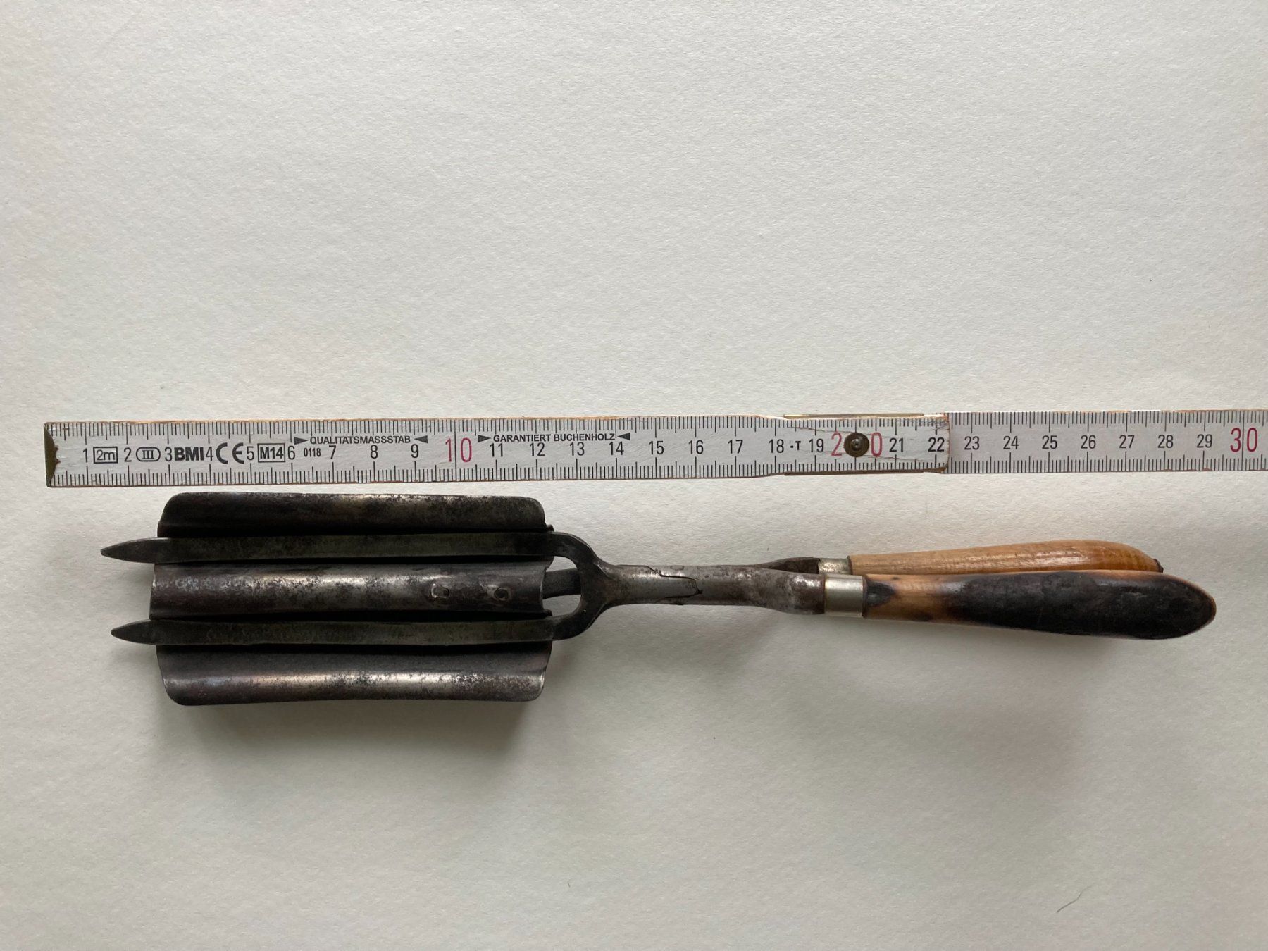 Sonstige antike Technik & Geräte: Antikes Lockeneisen Ondulierzange – Gebraucht aus Subingen von  9