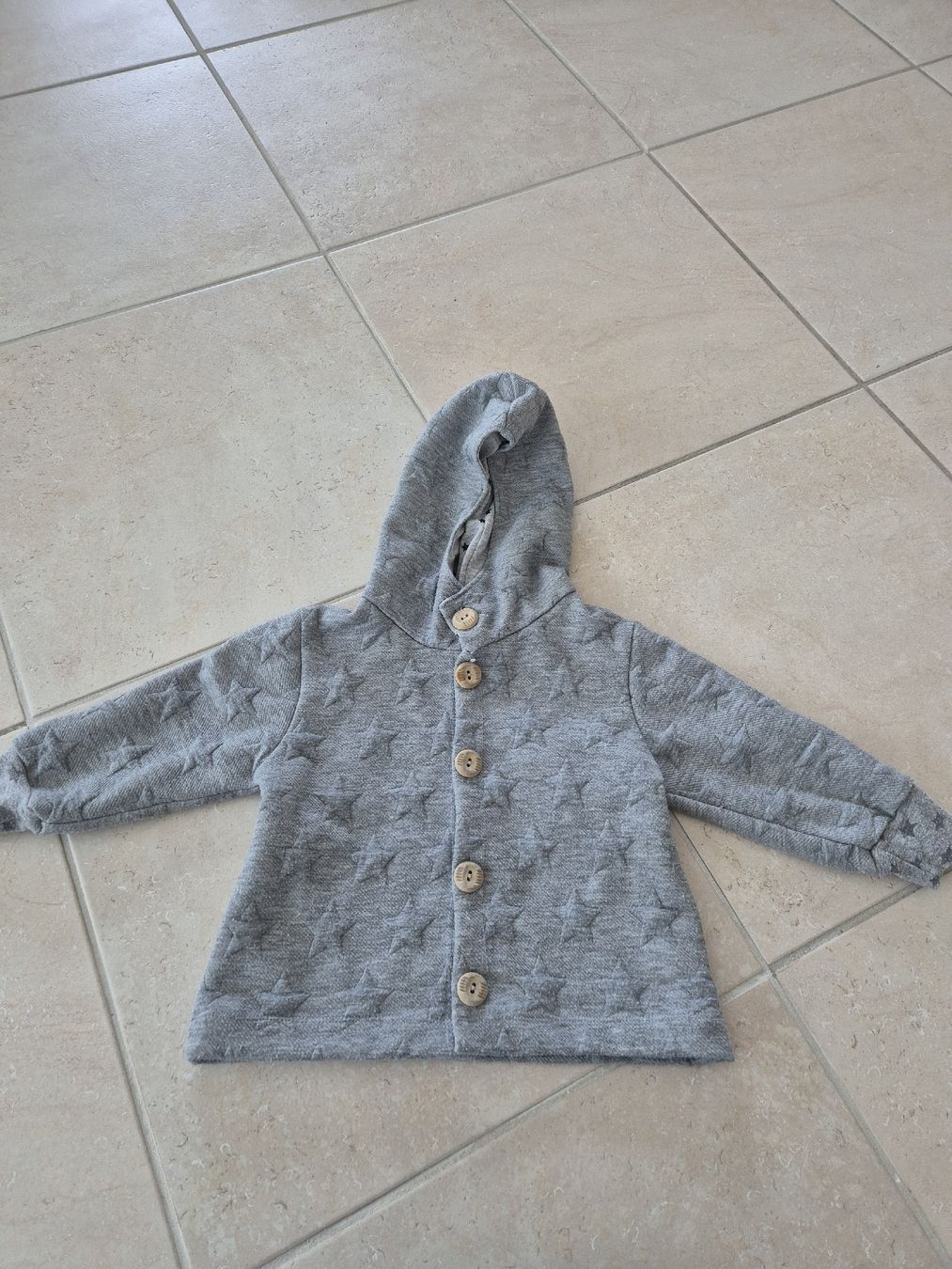 Giacche & Cappotti: graue Übergangsjacke mit Sternen, Grösse 80 – Usato da Adliswil venduto da Stardust11