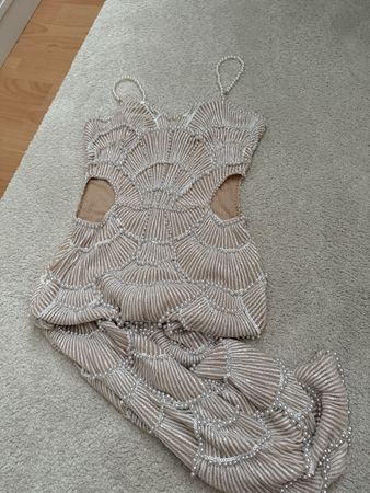 Kleid beige mit Perlen Grösse M neuwertig