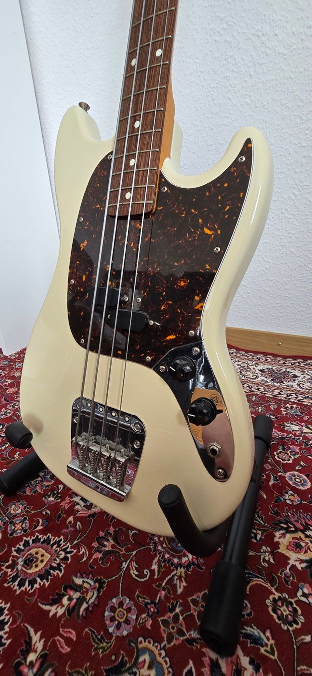 Fender Musikinstrumente: Fender 2008 Mustang Bass MIJ – Gebraucht aus Meilen von Roobiedoobie 5