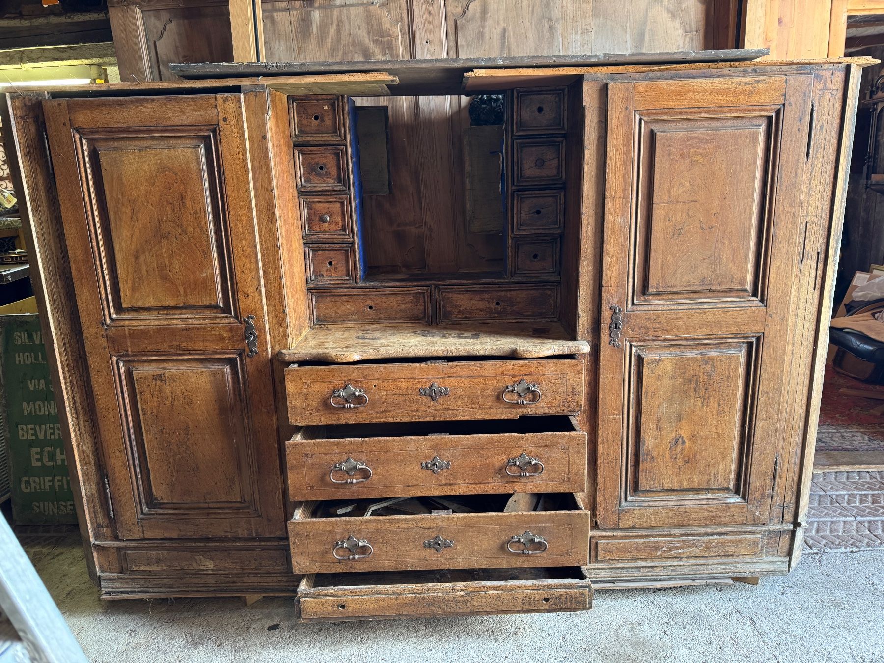 Schränke: Antiker Schrank, restaurationsbedürftig, Holz – Gebraucht aus Sachseln von BONATI01 1