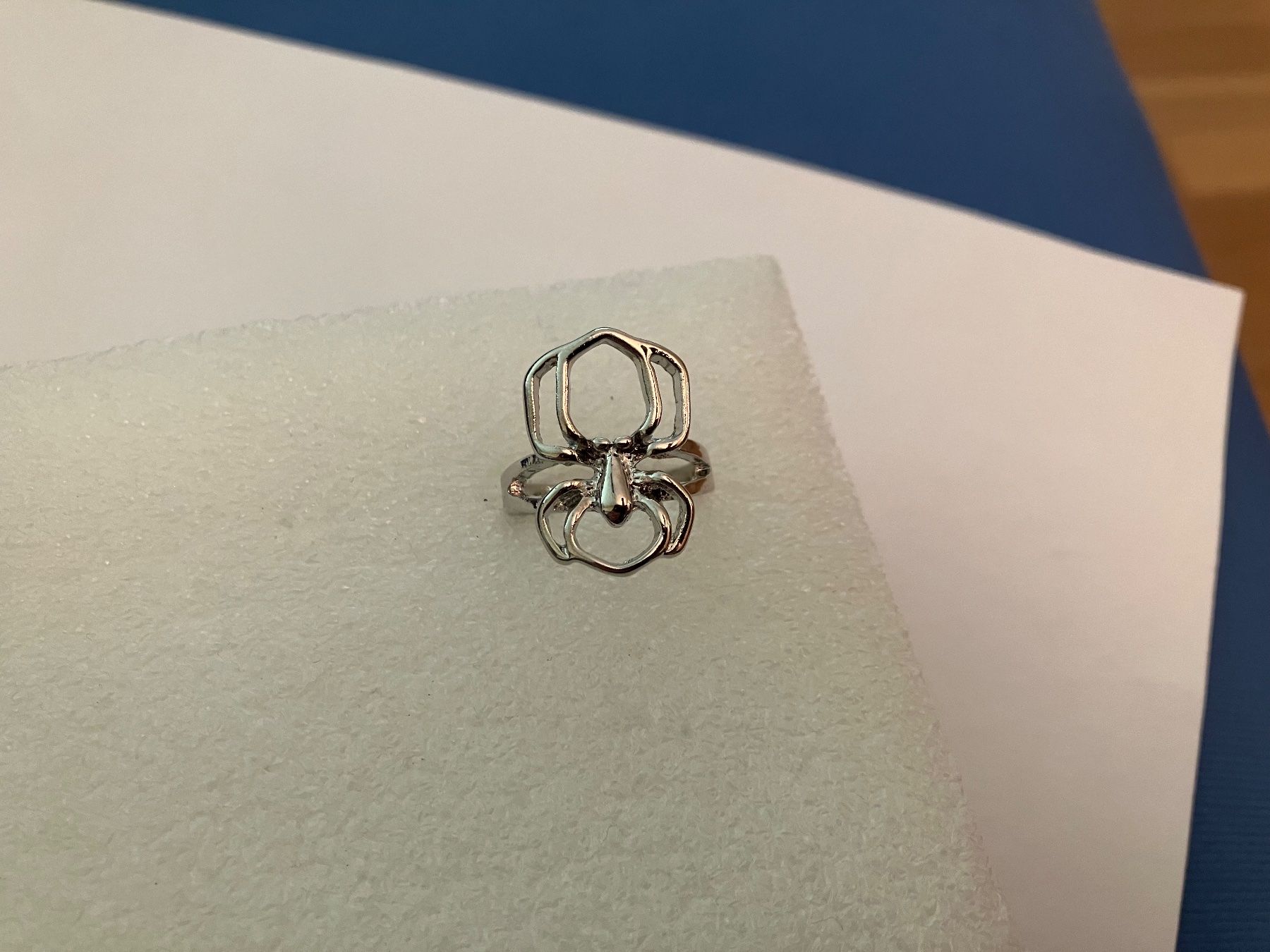 Anelli: Modeschmuck, silberfarbener, schöner Spinnenring, 1.5x2cm, N – Nuovo (secondo la descrizione) da Affoltern am Albis venduto da Dlotti