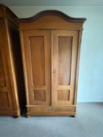Hübscher Holzschrank mit Schublade