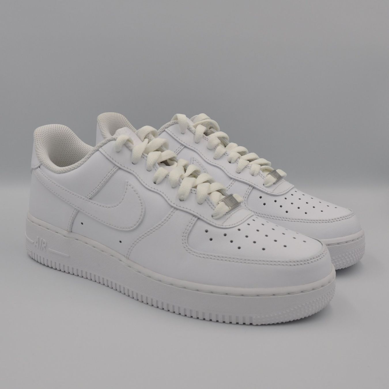 Nike Scarpe da uomo: Nike Air Force 1 White 42 – Nuovo e nell'imballaggio originale da Bern venduto da SneakerheavenLT 1