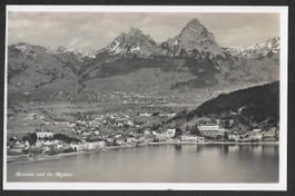 Brunnen Gesamtansicht mit Mythen