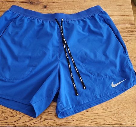 Nike Laufshorts blau, Grösse M, ideal für den Sommer!