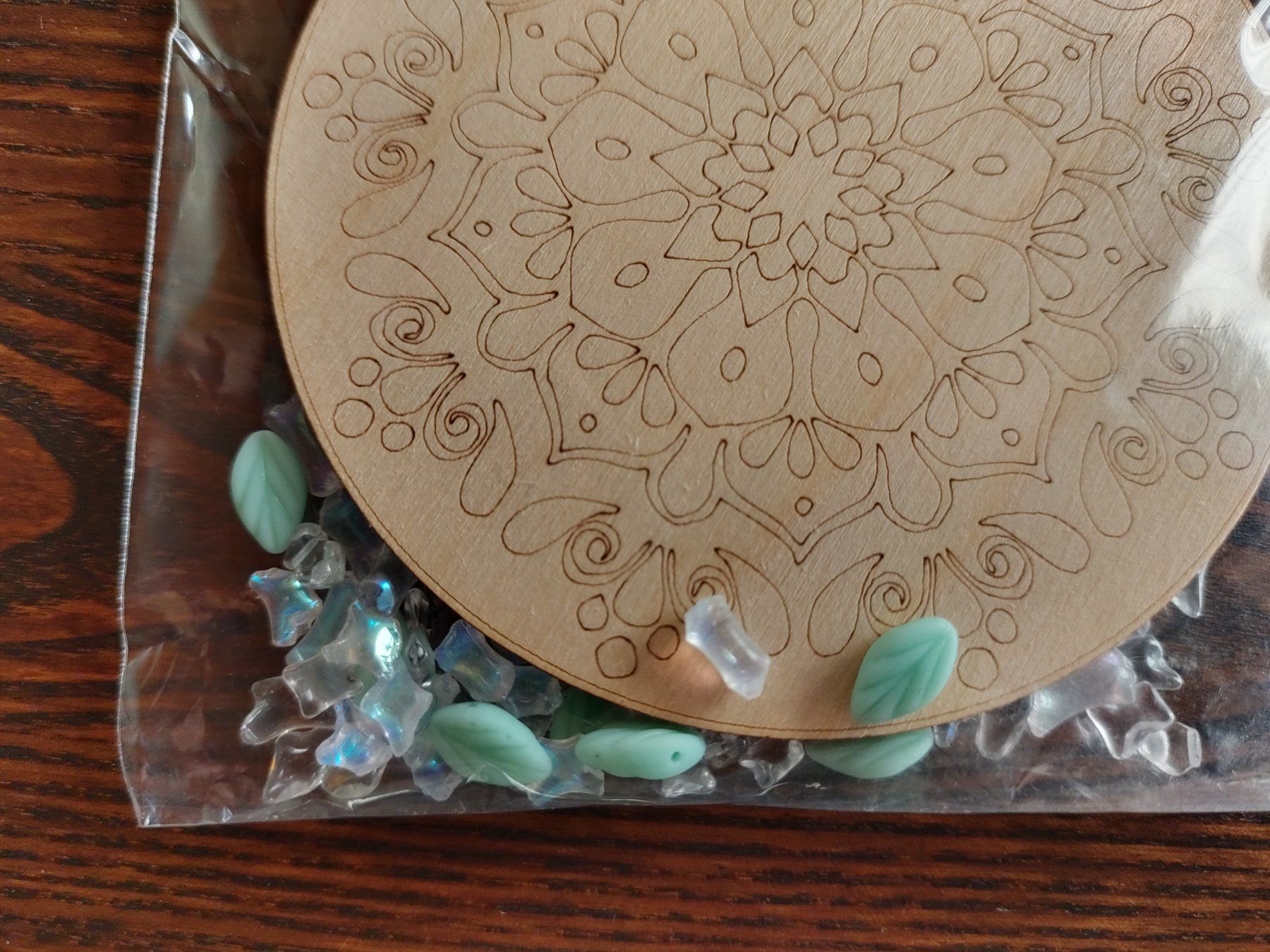 Alle Dekorationen: Holz Mandala Scheibe mit Perlen magnetisch vers. Farben – Neu und originalverpackt aus Thalwil von ersteigerer 4