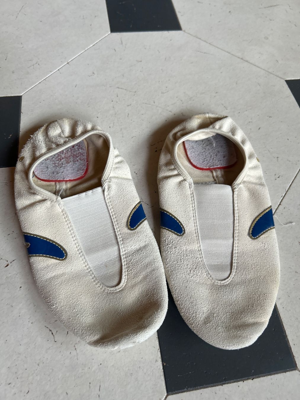 Scarpe da uomo: Kunstturn-Täppeli ca Grösse 38 – Usato da Bubikon venduto da arvaka