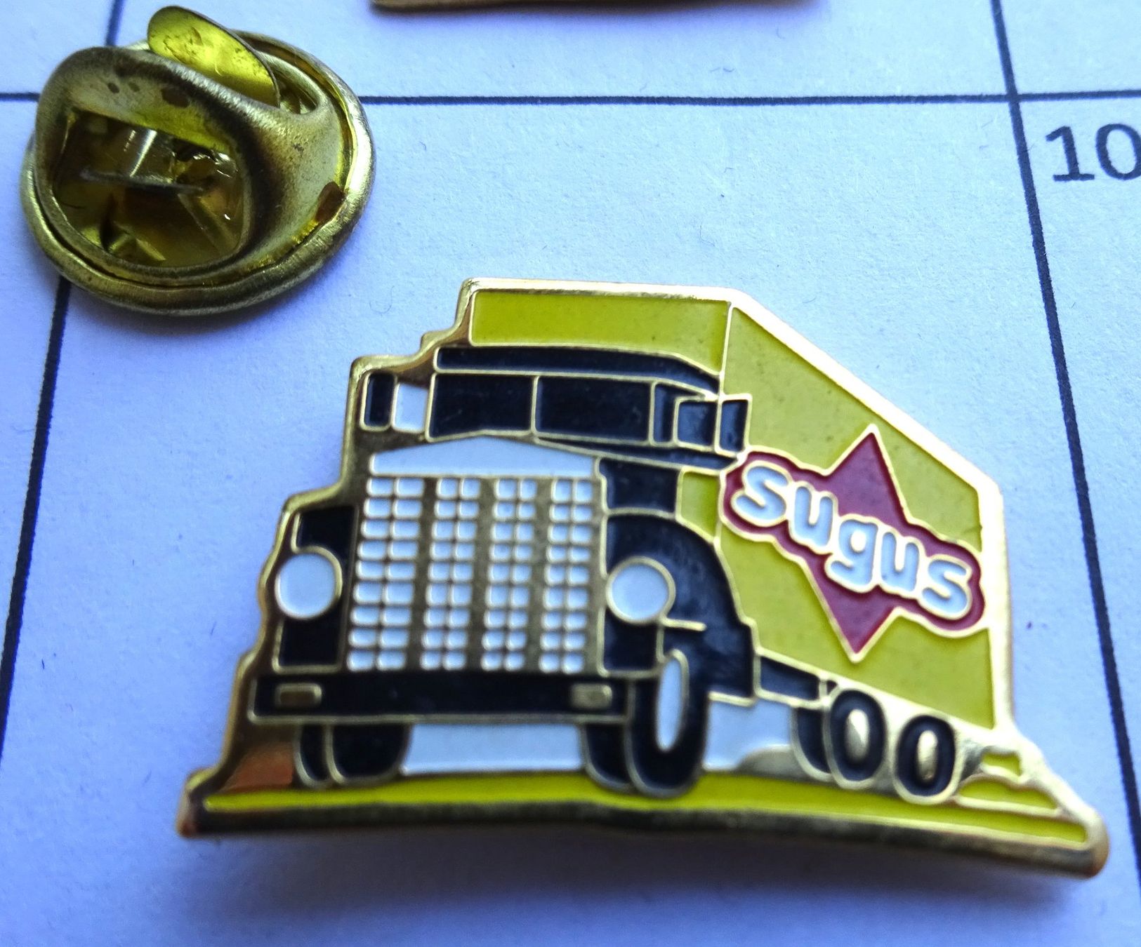 Placchette & Badge: Pin SUGUS LKW Lastwagen gelb – Usato da Utzenstorf venduto da BUtter81