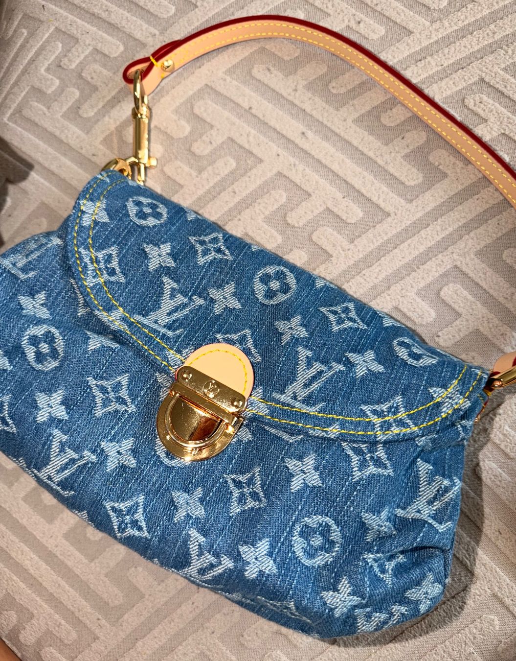 Sacs femmes: LV Denim Monogram Shoulder Bag – D'occasion à Rotkreuz par Brand-new11 1