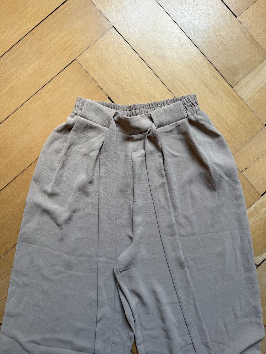 Zara Pantaloni: ZARA - Hose beige fliessend locker S – Usato da Zürich venduto da Diazaio 1