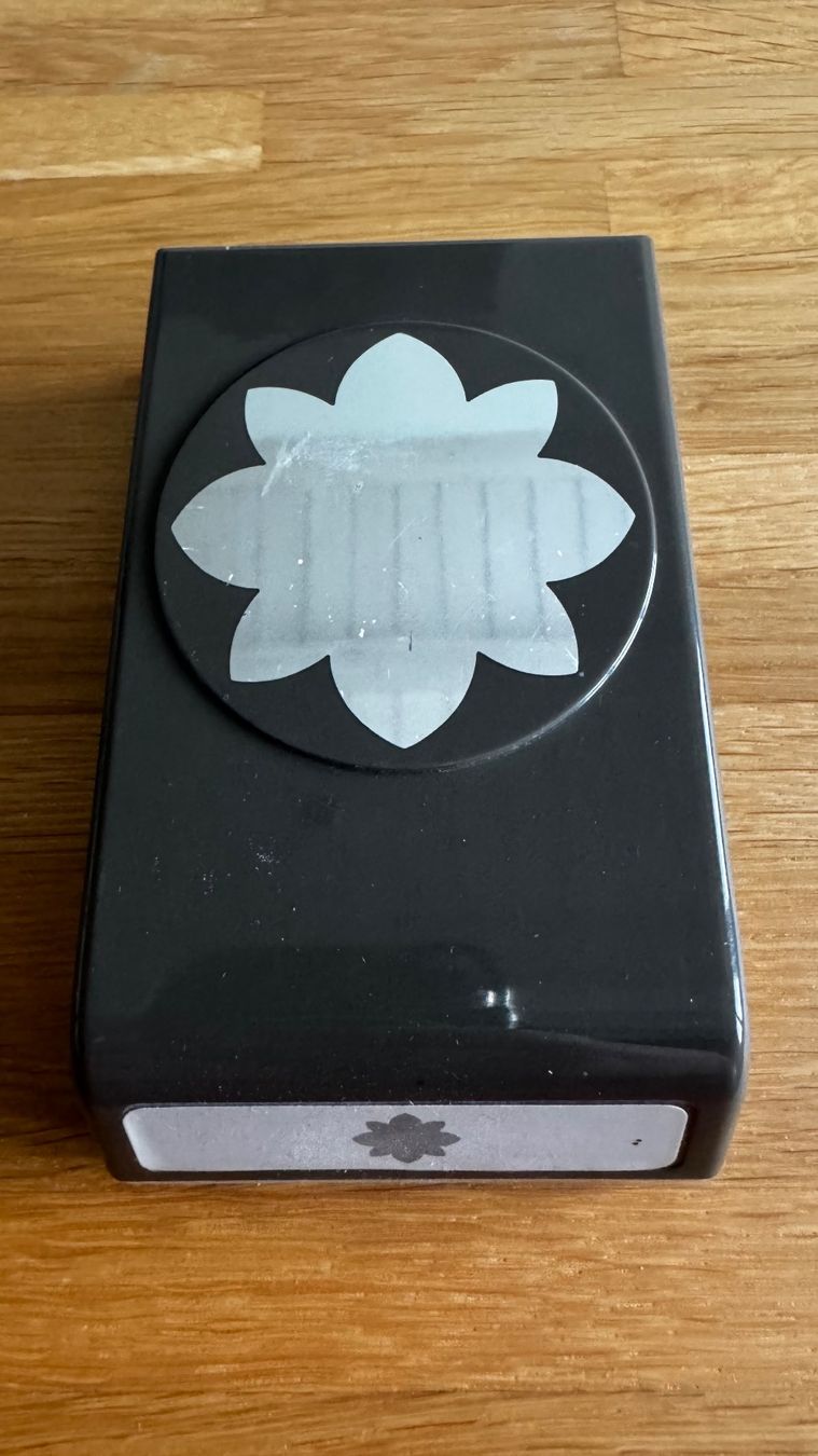 Stampin' up! Schablonen: Stampin Up / Handstanze "Blütenmedallion" / A – Gebraucht aus Neukirch (Egnach) von muolen