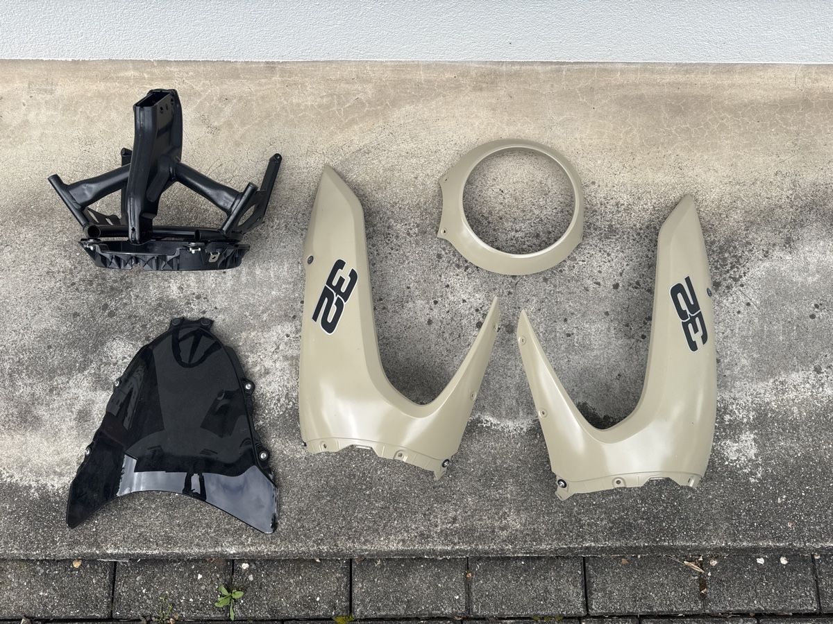 BMW Tutti i ricambio per moto: Frontverkleidung BMW R-NineT Racer – Usato da Brüttisellen venduto da Hilpi8306