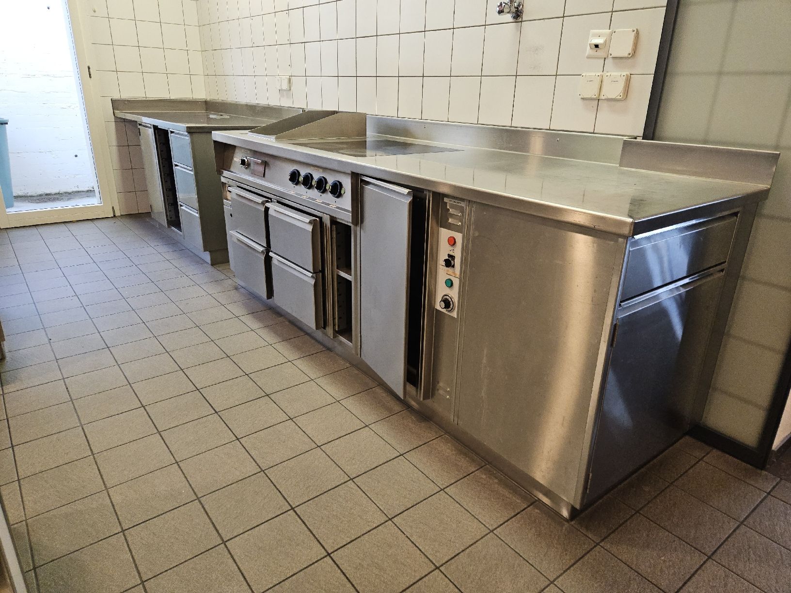 Komplettküchen: Arbeitskorpus warme Küche, Glaskeramik, Griddleplatte Gastro – Gebraucht aus Morschach von Hanswi
