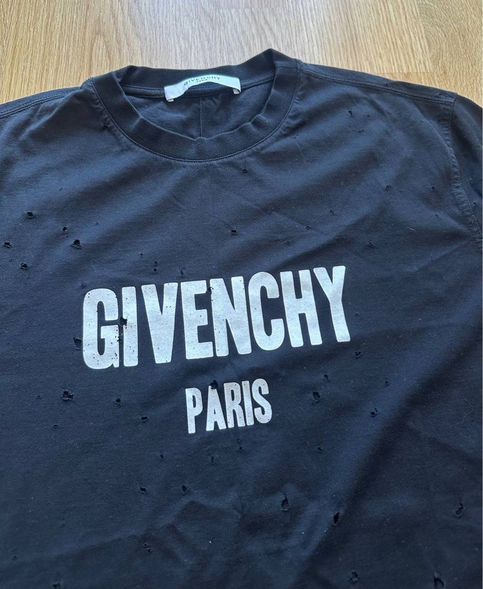 Givenchy T-Shirts: Givenchy Paris Tshirt  – Gebraucht aus Pfäffikon ZH von Nataliia. 1