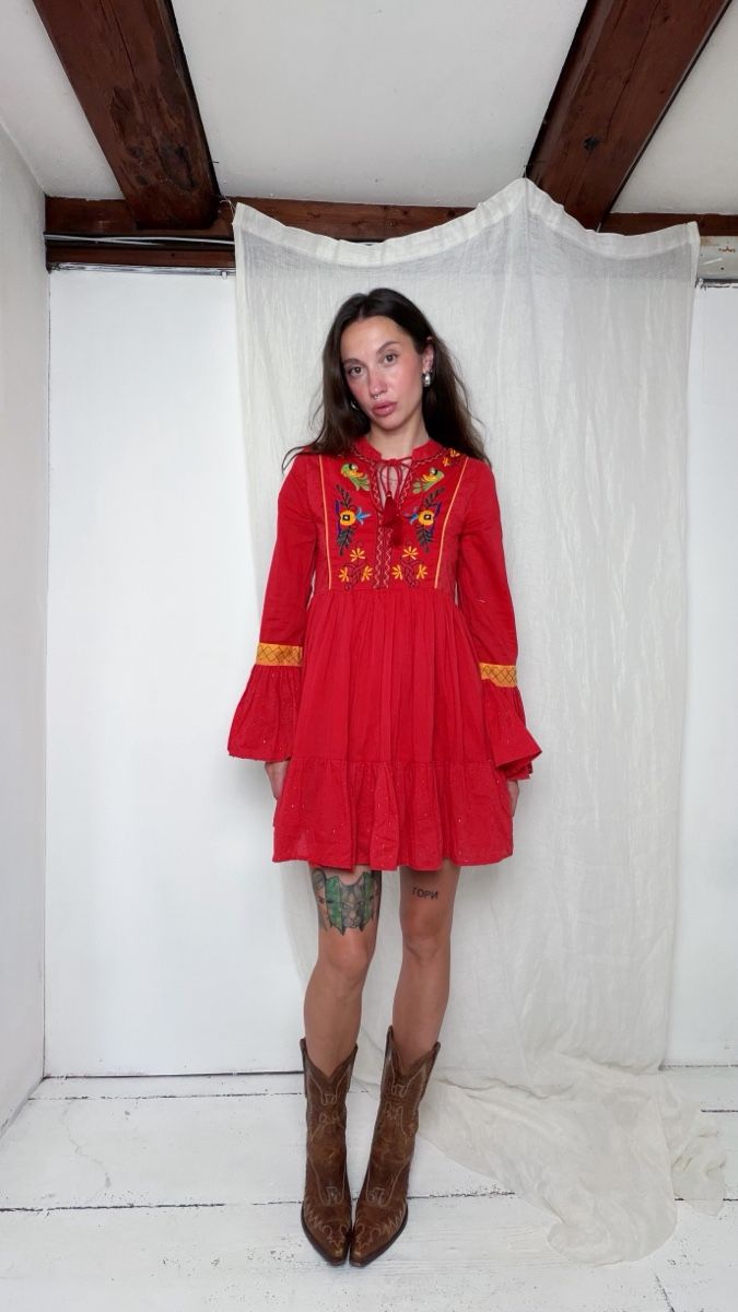 Vestiti: Red embroidered dress – Usato da Knonau venduto da Grapesvintage