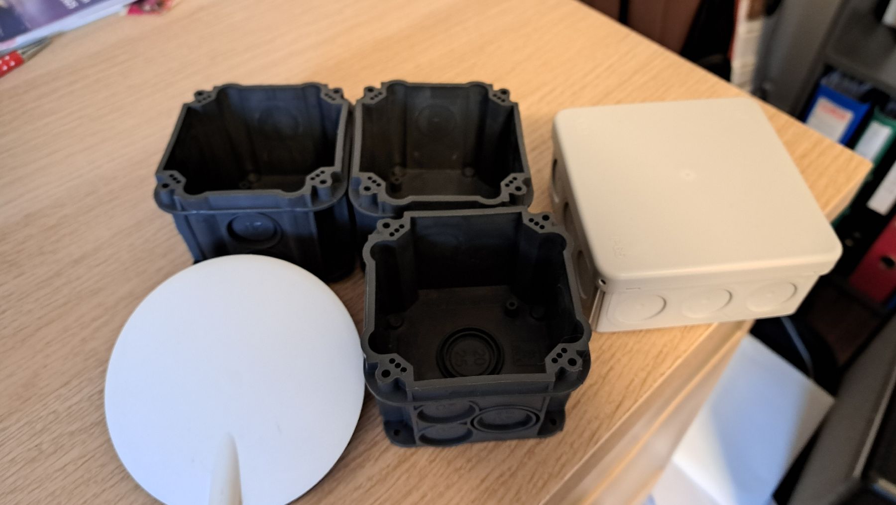 Alimentazione elettrica: 5er Set Elektromaterial Dosen & Rosette – Nuovo (secondo la descrizione) da Rothenthurm venduto da SirCroci-Cardshop