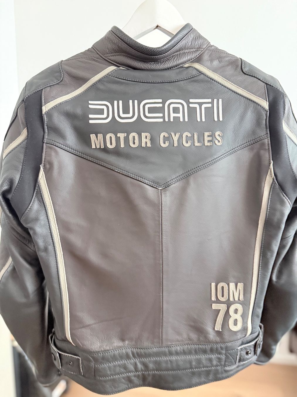 Dainese Giacche: Blouson Cuir DUCATI IOM 78C1 – Usato da Vésenaz venduto da Henri69 1