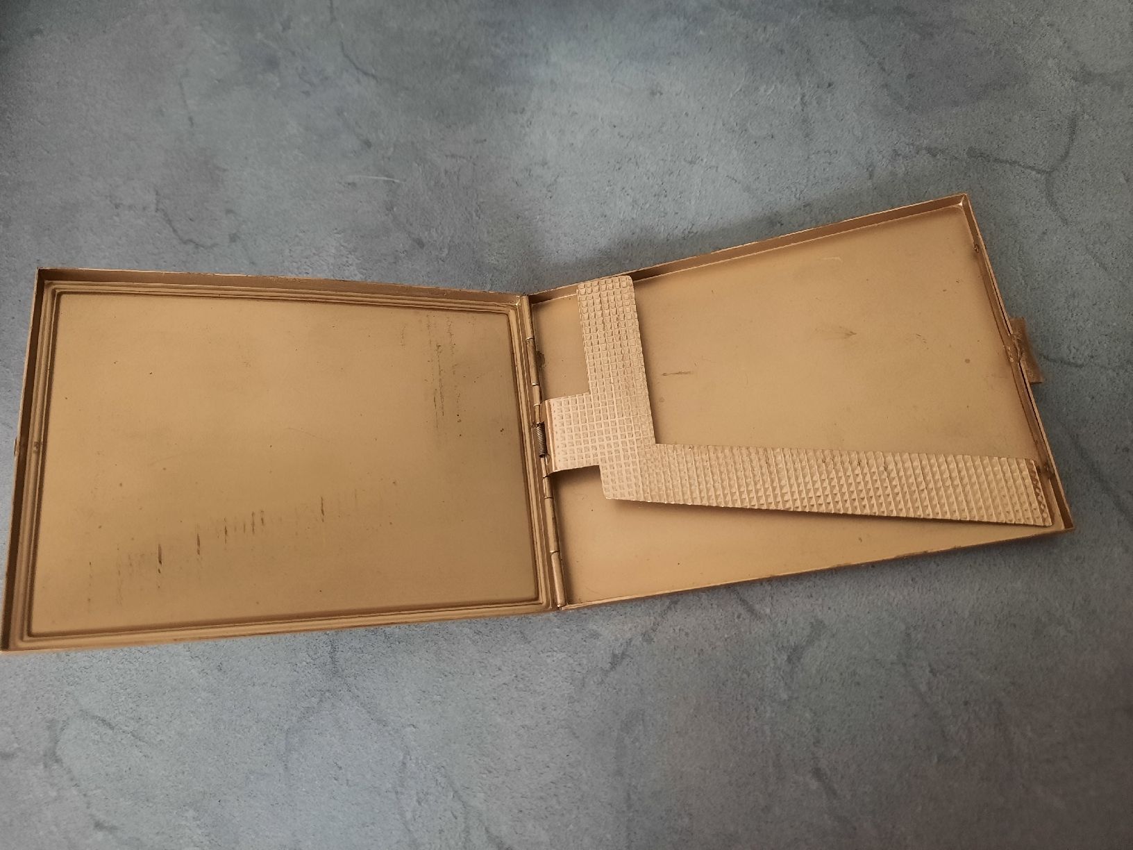 Autres tabacs: Ancienne BOÎTE À CIGARETTES – D'occasion à Le Locle par marylise01 1