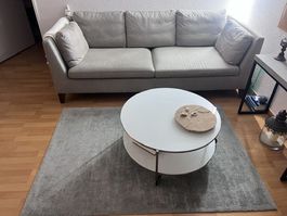 Sofa; Tisch und Teppich