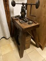 Ancienne presse d’orfèvre sur son trépied ancien en bois