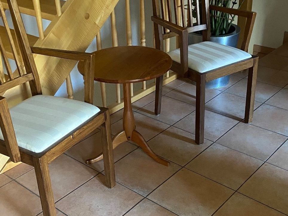 Tables: Runder Beistelltisch aus Eiche, Ø 50 cm – D'occasion à Hemmental par cat_9l7f 1