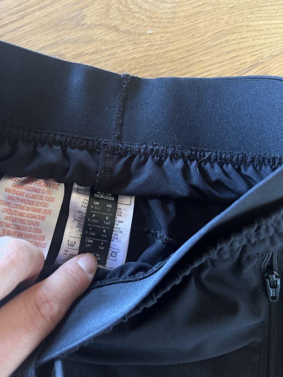 Pantaloni: adidas Trainerhose 140 – Usato da Balmberg venduto da Berglihof 1