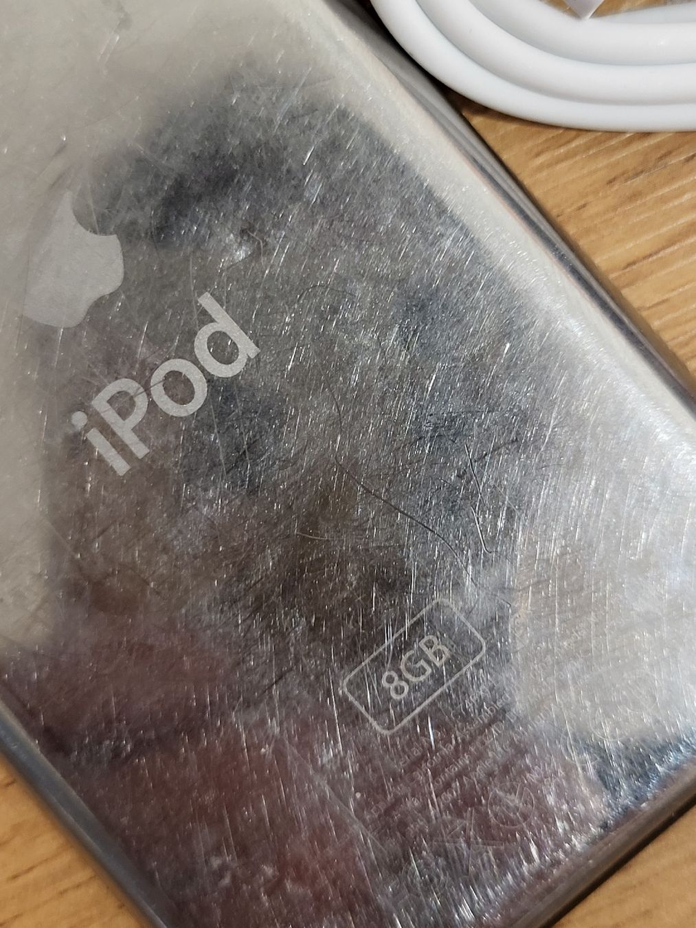 Apple Tragbarer Mediaplayer: Apple iPod Touch 4. Gen 8GB mit Ladekabel  – Gebraucht aus Allschwil von Uhrenbinz 2