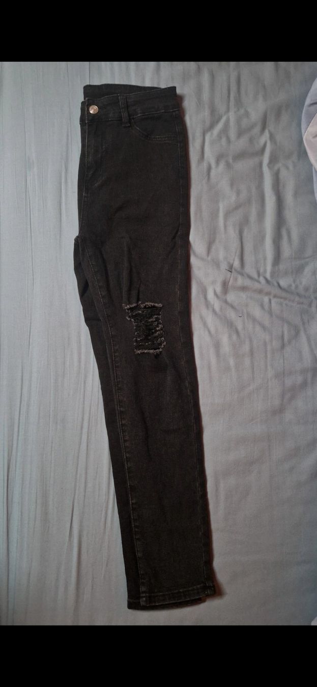 Hosen: Schwarze Hose mit Rissen – Neu (gemäss Beschreibung) aus Bubendorf von ang_b829