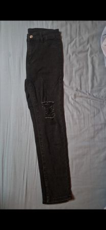 Schwarze Hose mit Rissen
