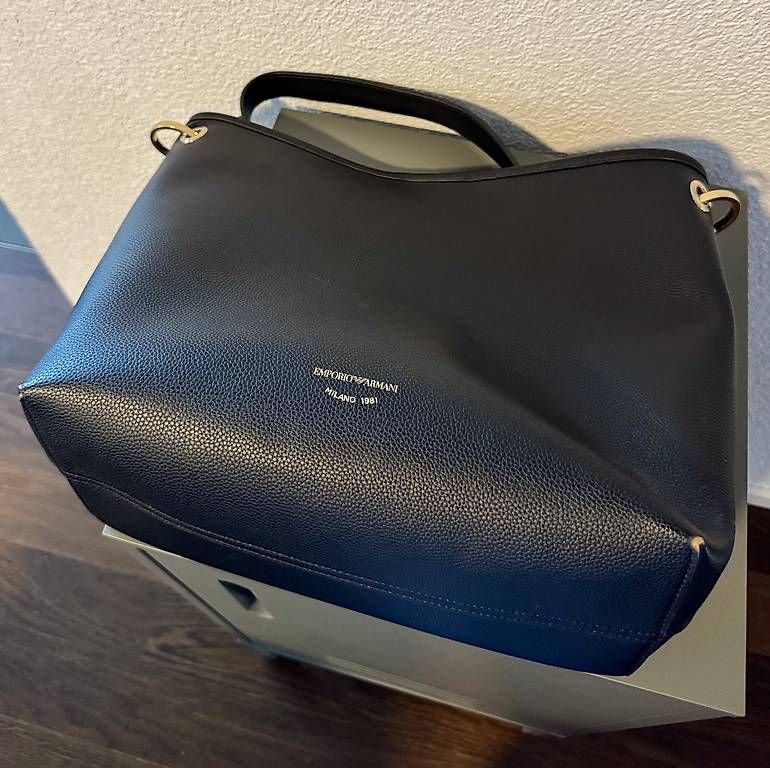 Sacs femmes: Armani Tasche schwarz  – D'occasion à Bülach par NoIdea01 3