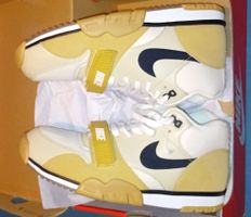 Baskets Nike Trainer neuves, couleur crème et jaune