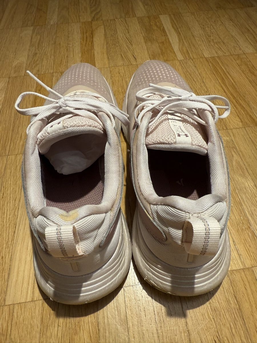 Damenschuhe: Under Armour Laufschuhe Damen Grösse 39 – Gebraucht aus St. Gallen von Meelll 1