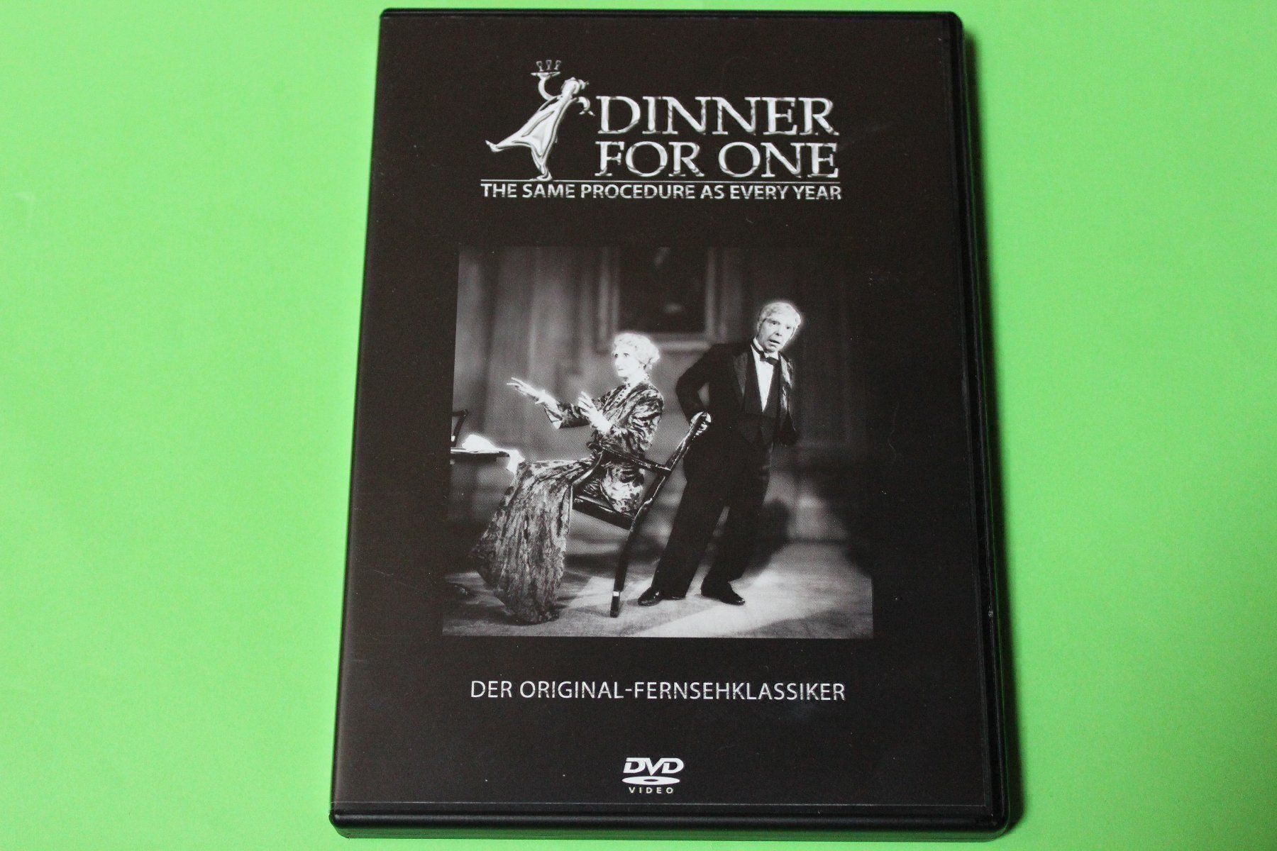 Tutti i DVDs: DINNER FOR ONE oder DER 90. GEBURTSTAG KULT-DVD – Usato da Tübach venduto da JamesStone 1