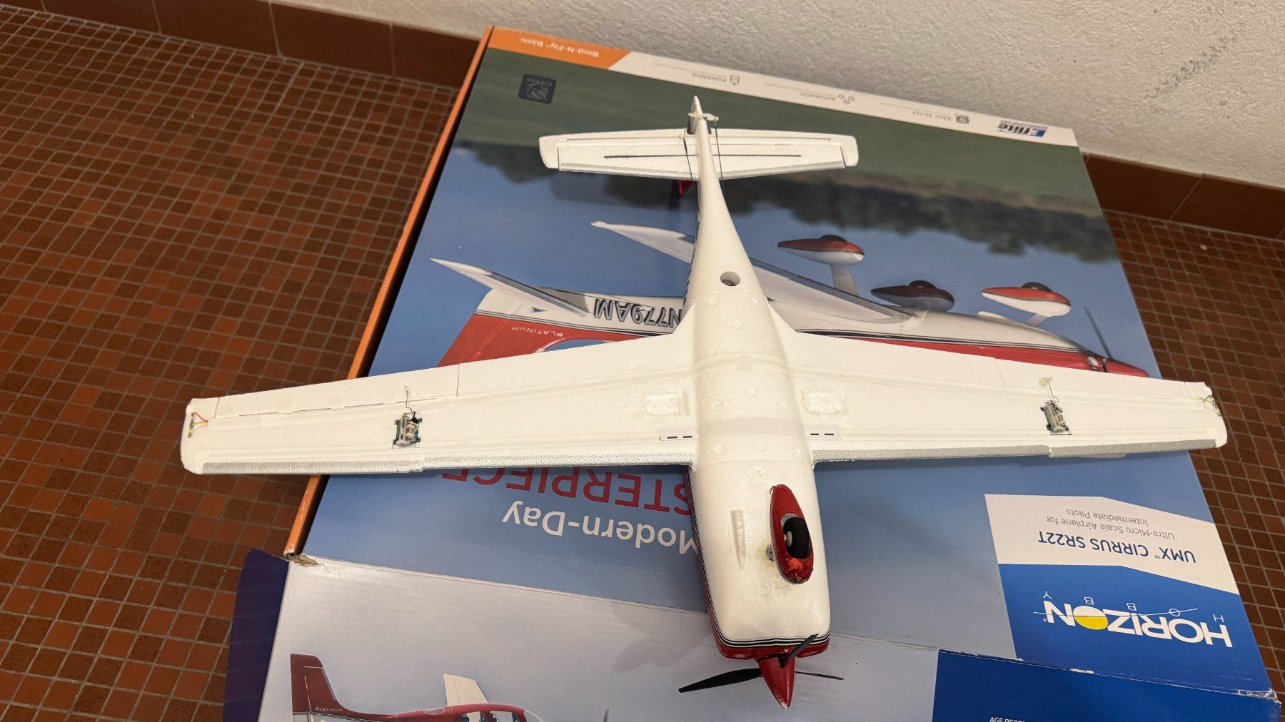 E-Flite Modellismo RC: UMX Cirrus SR22T – Usato da St-Sulpice VD venduto da babou79 3