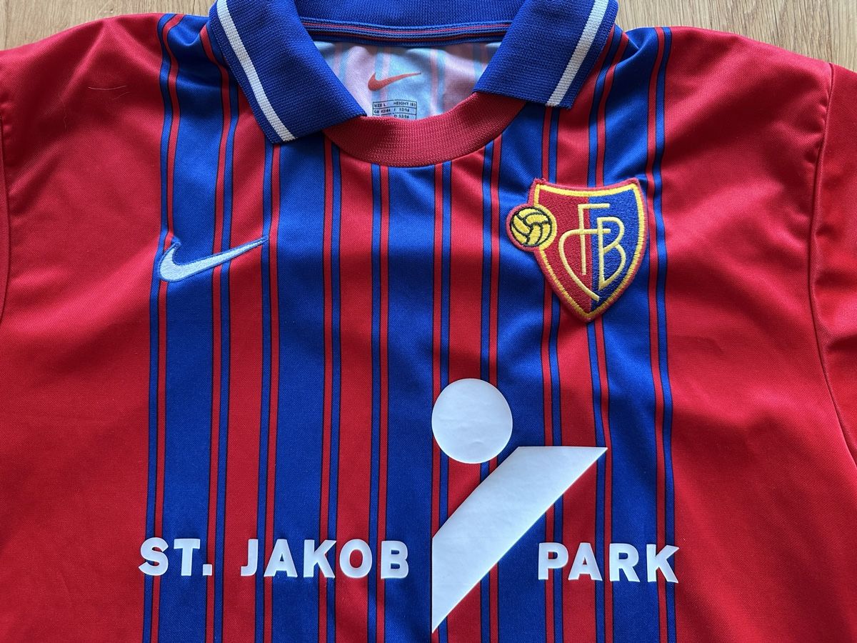 Nike Canottiere & Pantaloni: FC Basel Trikot Vintage – Usato da Grellingen venduto da Faebu7 1