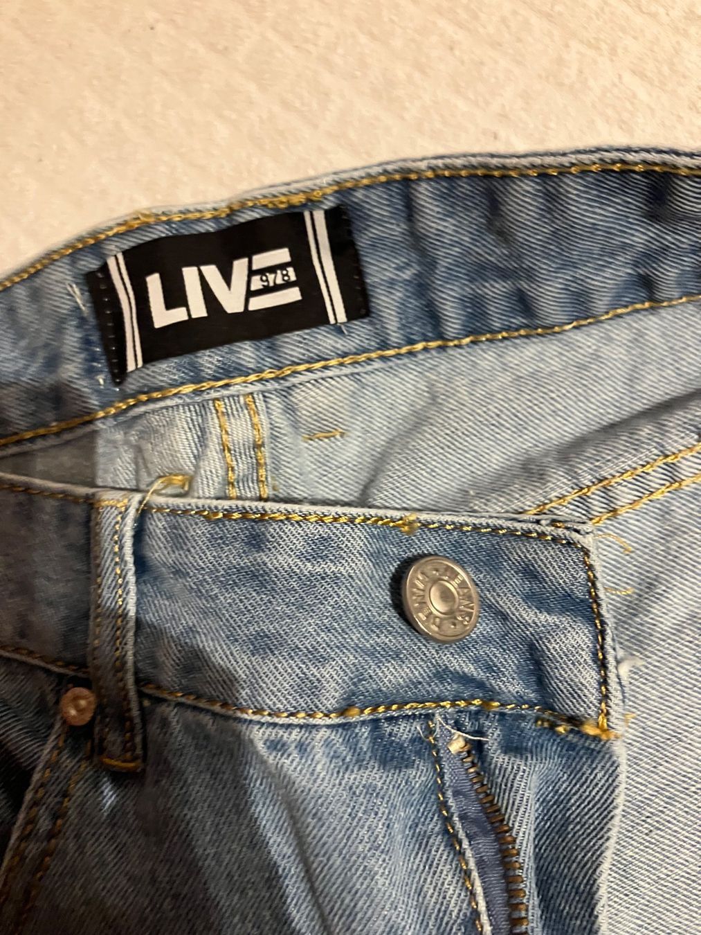 Jeans: LIVE Jeans Shorts, hellblau, destroyed Look, Gr. 50 – Nuovo (secondo la descrizione) da rorschach venduto da francesco.sama 1