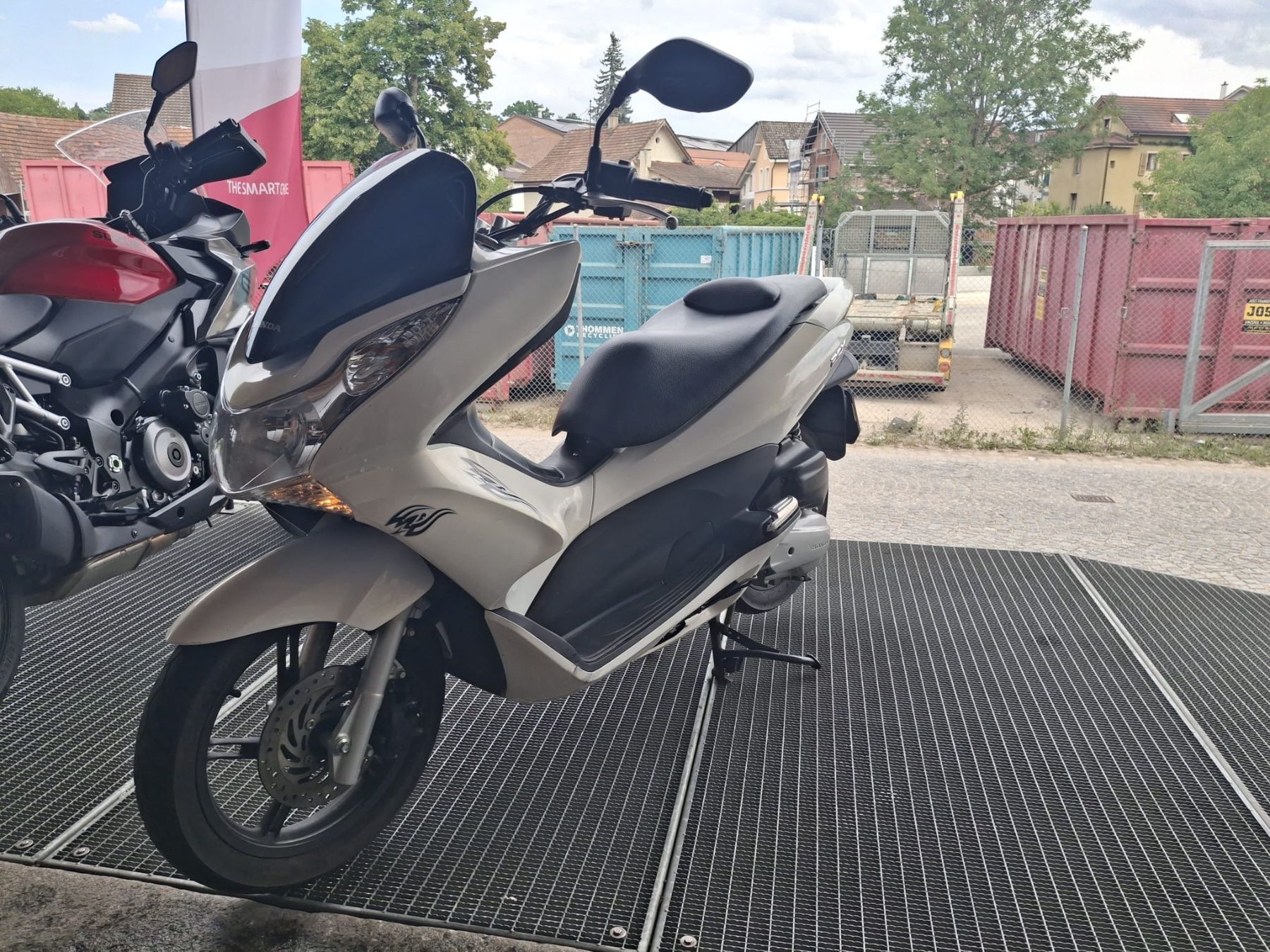 Honda Scooters: Honda PCX 125 Roller weiss – Gebraucht aus Laufen von Dreier_Motos_AG 2