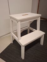 Tritthocker Holz weiss zwei Stufen gebrauchter Zustand