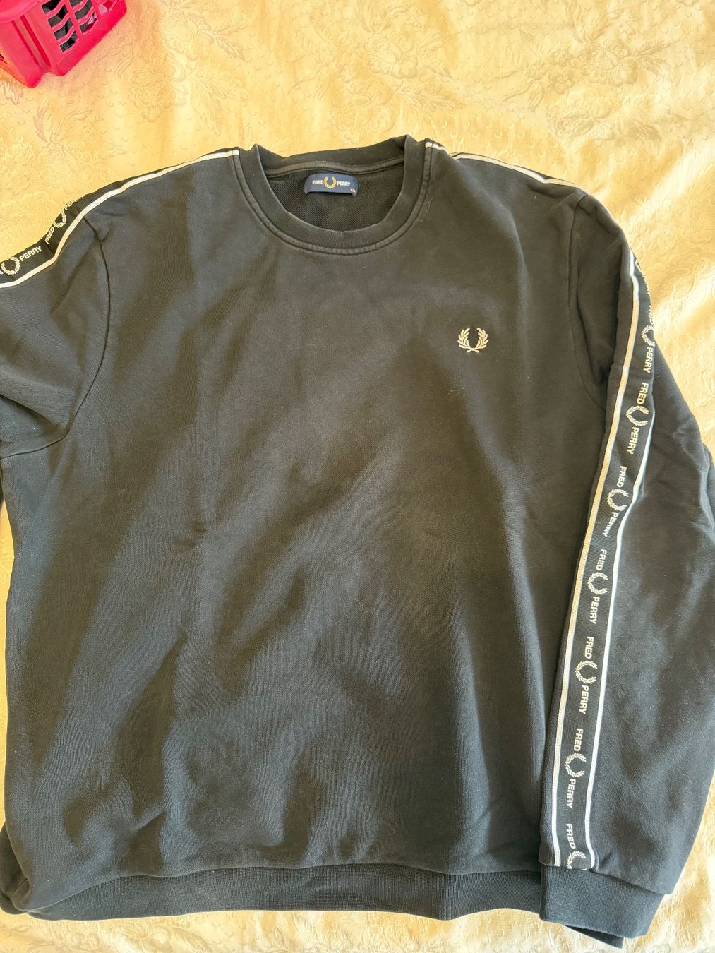 Fred Perry Pullover & Sweatshirts: Fred Perry Pullover Dunkelblau Grösse XXL mit Makel – Gebraucht aus Bern von sch_n7cp