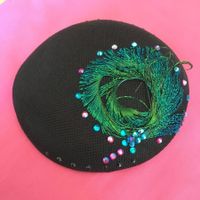 Petit chapeau rond à plumes rétro