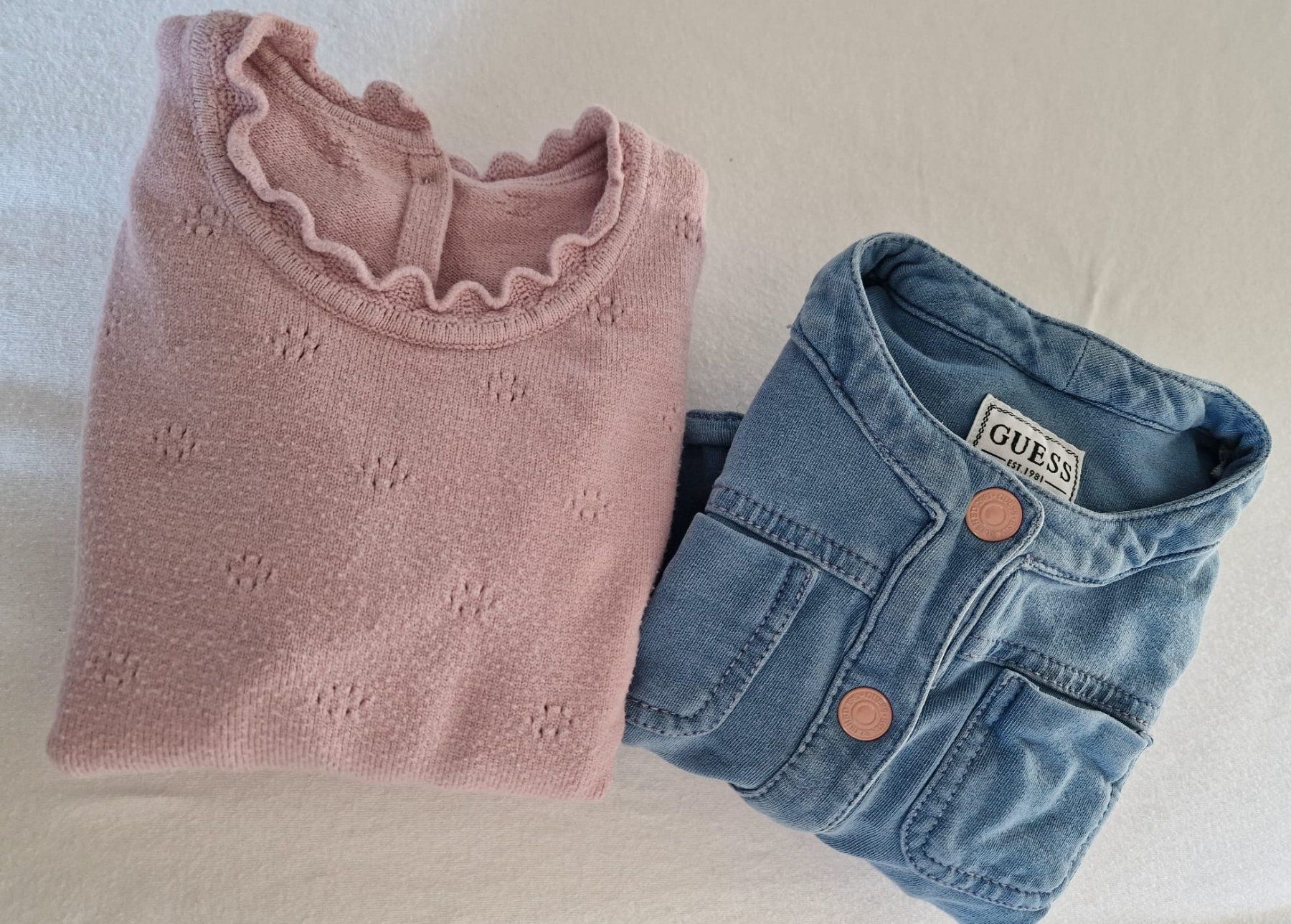 Lotti & Set di vestiti: Set Pulli 18 Monaten Mädchen gr. 86 /1jacke Guess + 1 Pulli – Usato da Seftigen venduto da G00